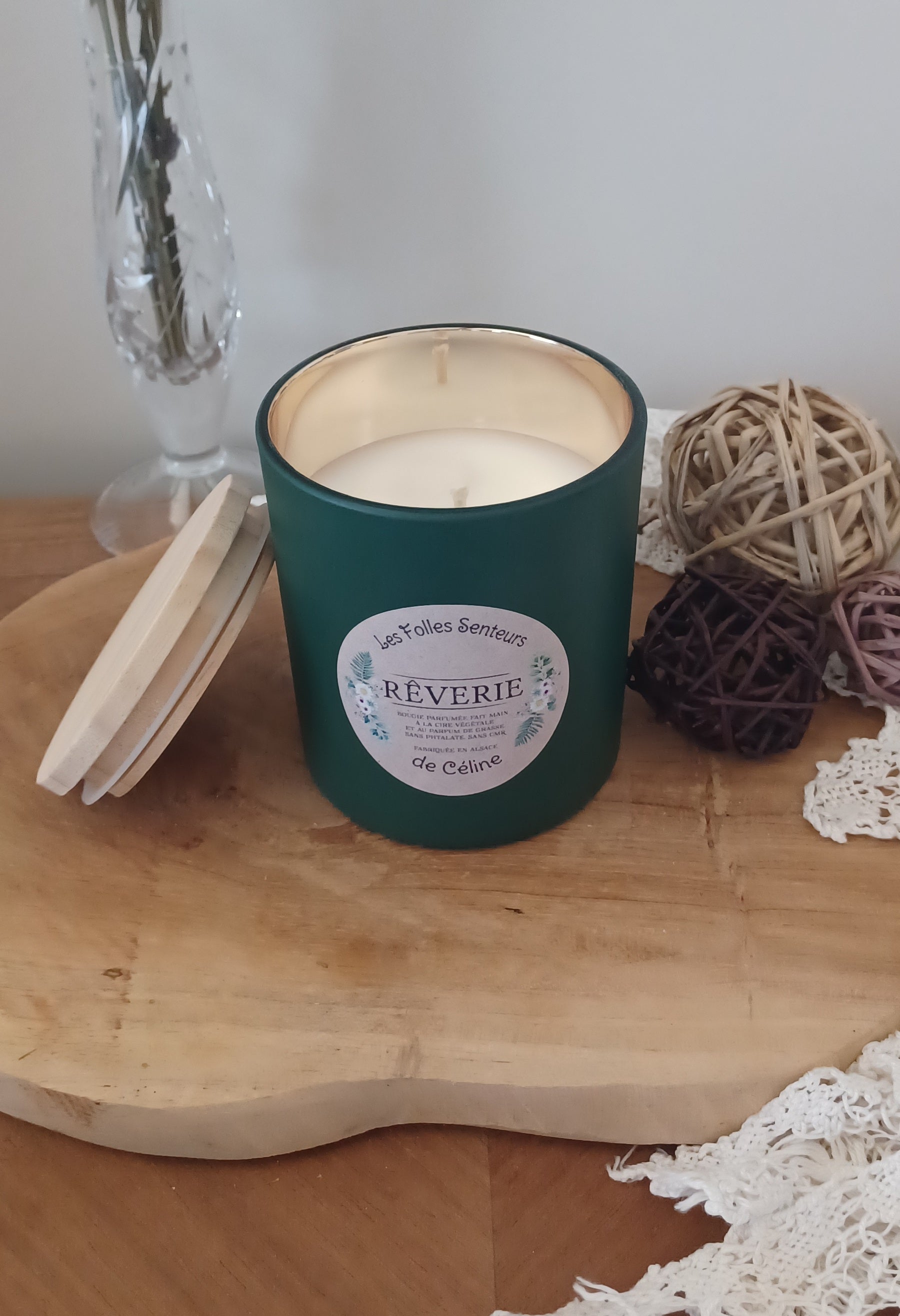 Bougie à base de cire de colza, parfum Rêverie à l'eucalyptus et aux notes citronnées
