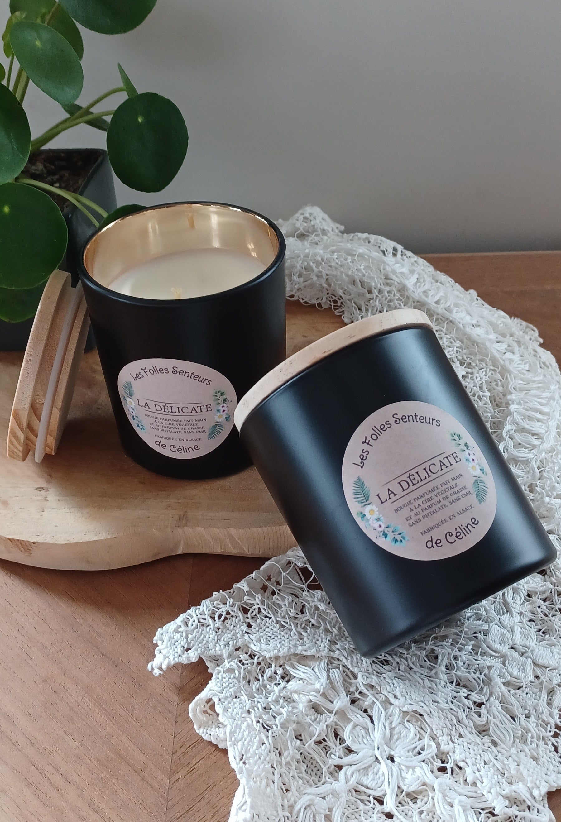 Bougie à base de cire de colza et au parfum La Délicate à la pêche, au jasmin et au lys.