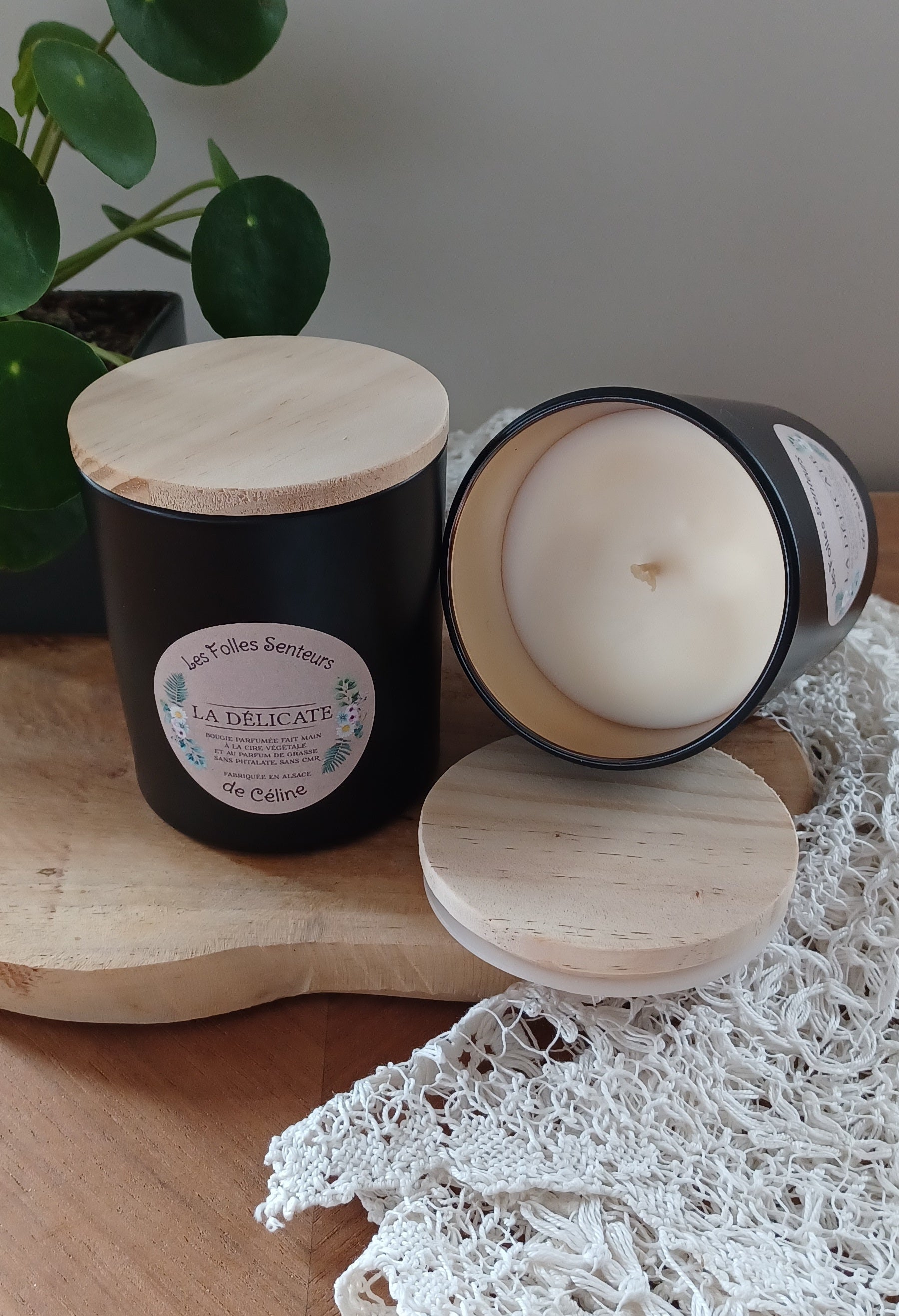 Bougie à base de cire de colza et au parfum La Délicate à la pêche, au jasmin et au lys.