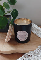 Bougie à base de cire de colza et au parfum La Délicate à la pêche, au jasmin et au lys.
