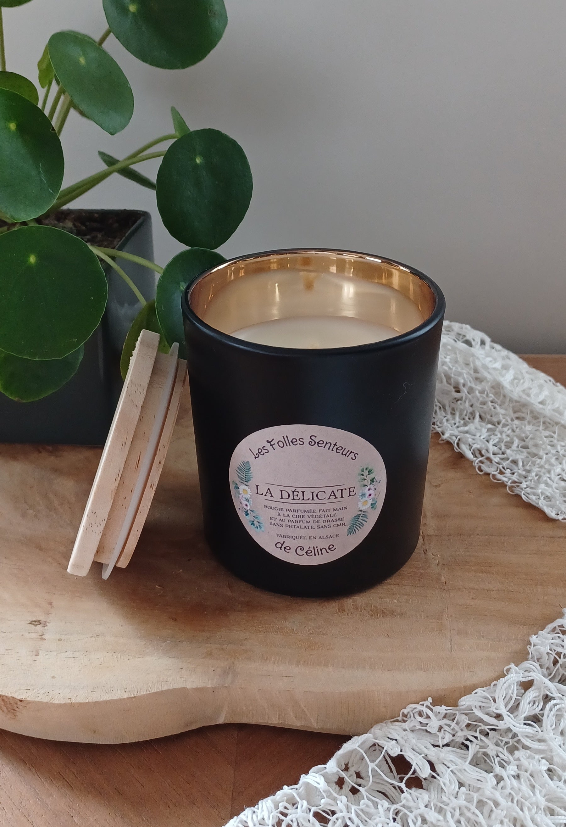Bougie à base de cire de colza et au parfum La Délicate à la pêche, au jasmin et au lys.