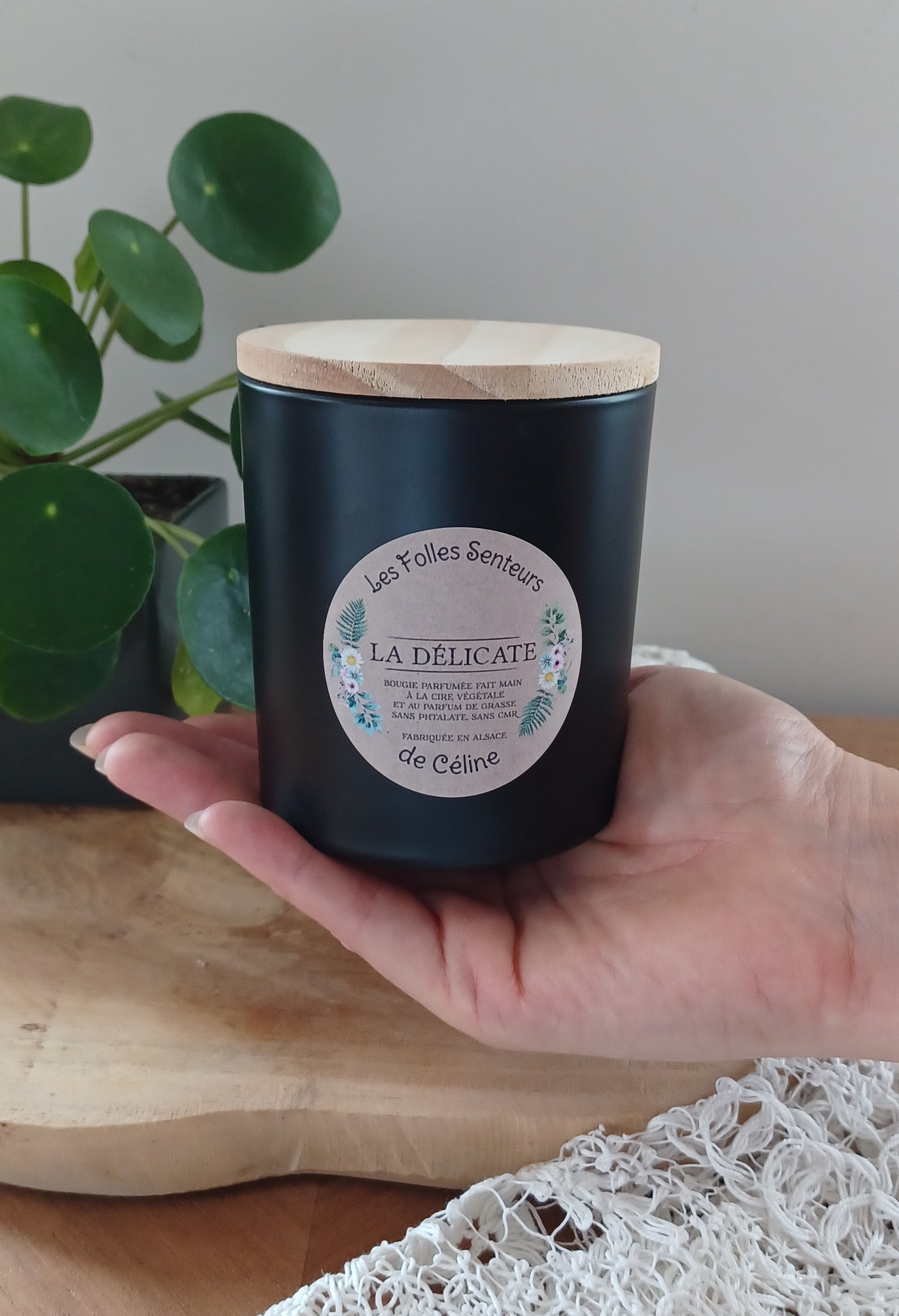 Bougie à base de cire de colza et au parfum La Délicate à la pêche, au jasmin et au lys.