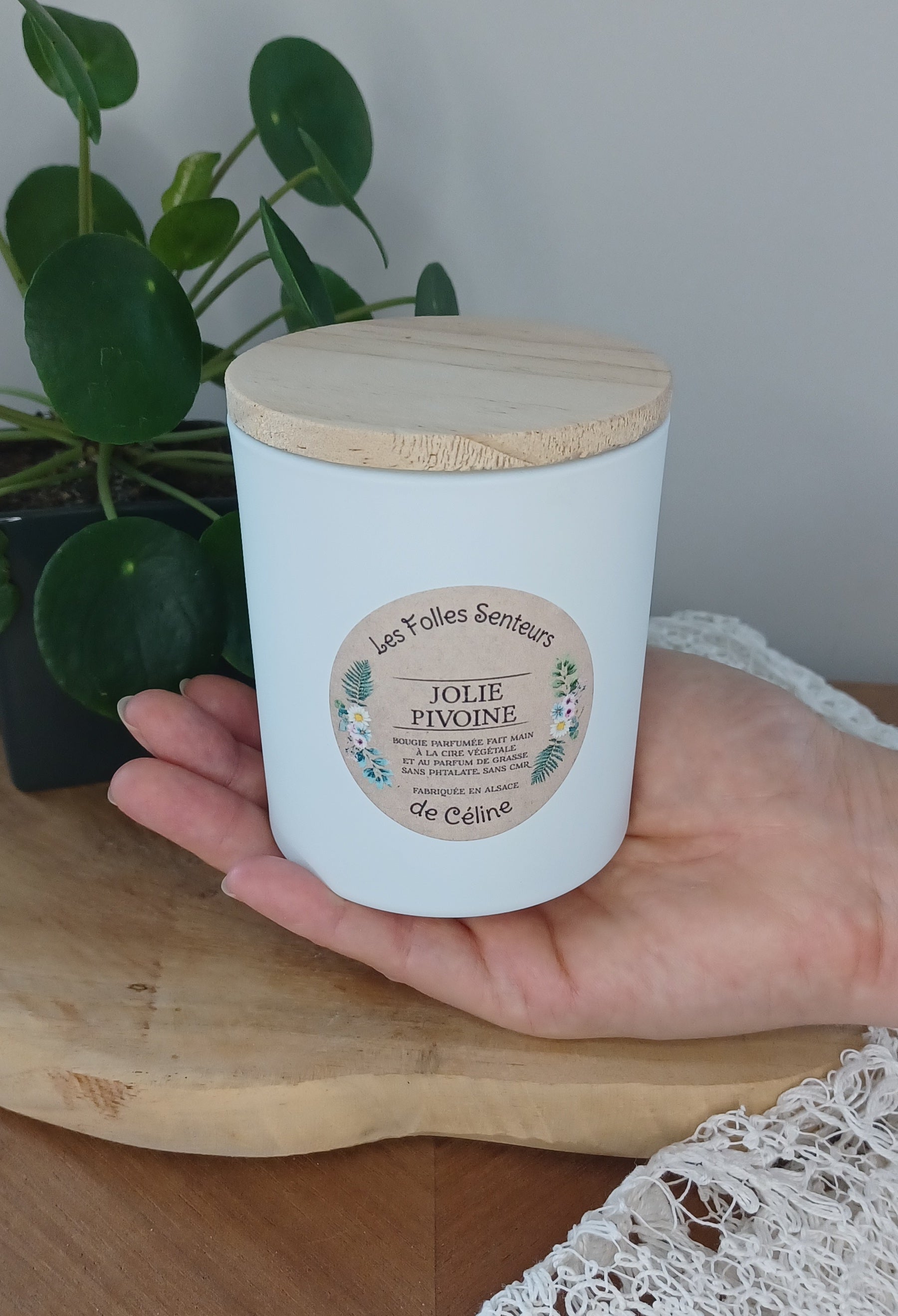 Bougie parfum Jolie Pivoine aux notes de pivoine et de lilas, à la cire de colza