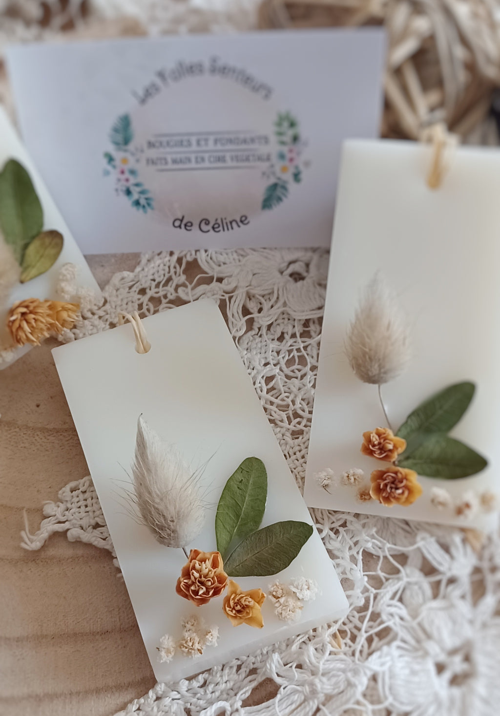 Suspension parfumée Cocooning décorée de gypsophile, lagurus blanc, fleurs séchées jaunes et de feuilles séchées
