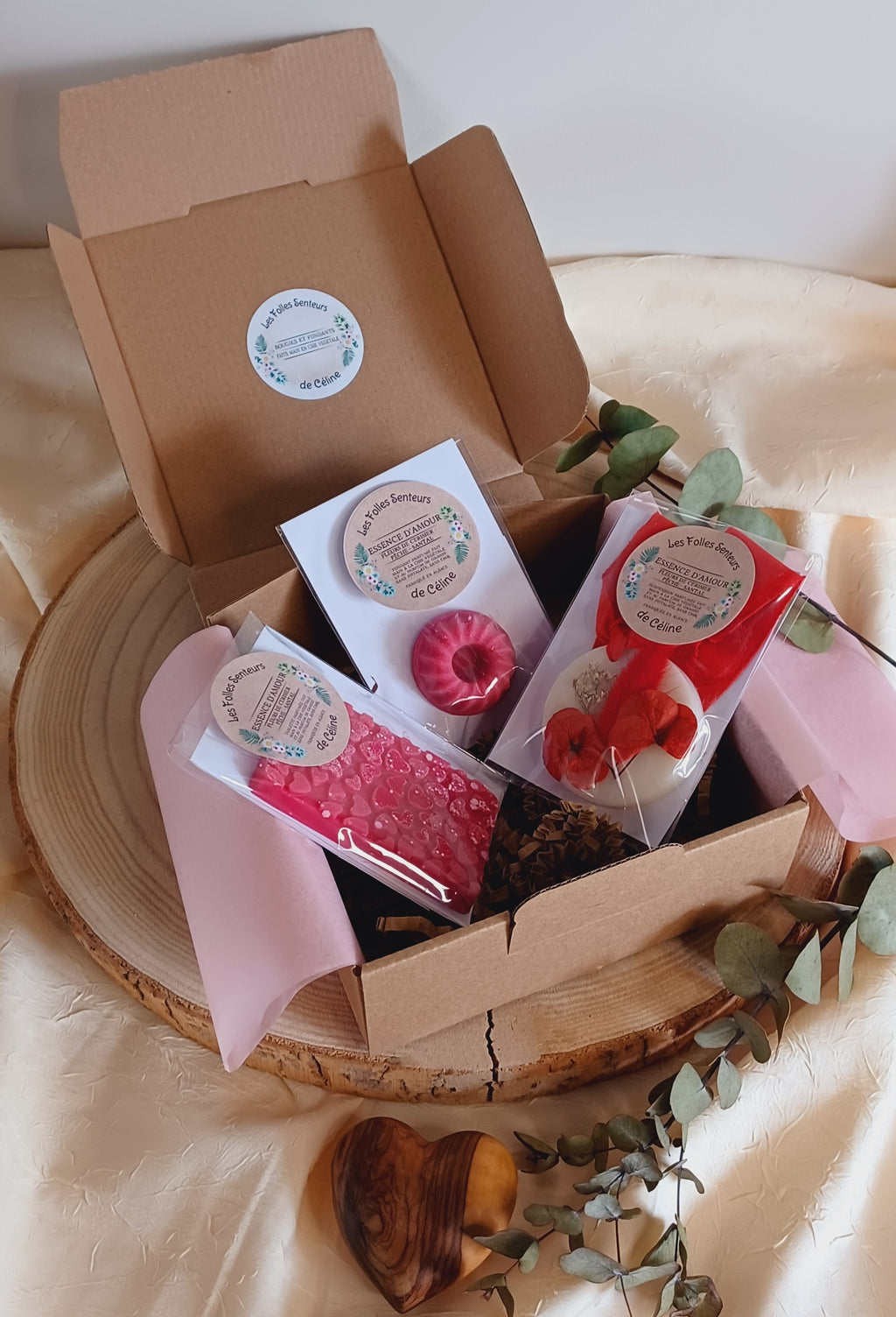 Coffret Essence d'Amour : 1 fondant de 16g, 1 tablette fondante de 40g et 1 suspension. Fabriqués à base de cire de coco, et du parfum Essence d'Amour aux notes de fleurs de cerisier, pêche, santal.