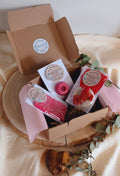 Coffret Essence d'Amour : 1 fondant de 16g, 1 tablette fondante de 40g et 1 suspension. Fabriqués à base de cire de coco, et du parfum Essence d'Amour aux notes de fleurs de cerisier, pêche, santal.