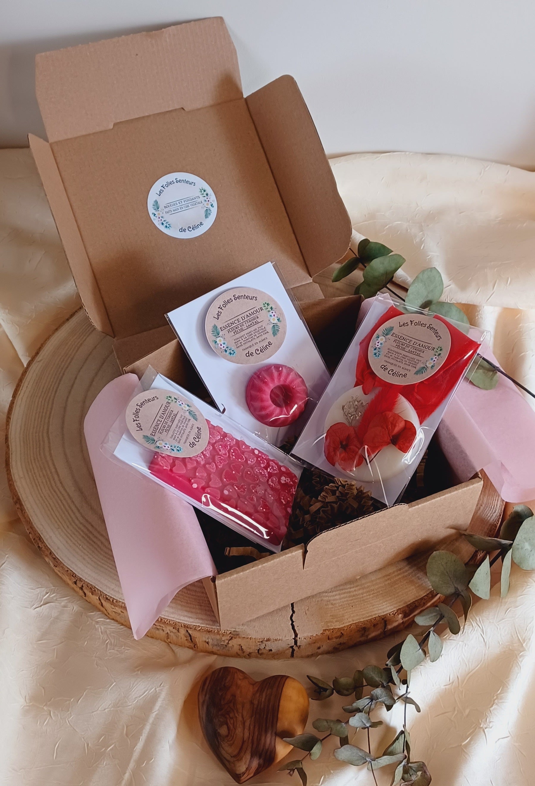 Coffret Essence d'Amour : 1 fondant de 16g, 1 tablette fondante de 40g et 1 suspension. Fabriqués à base de cire de coco, et du parfum Essence d'Amour aux notes de fleurs de cerisier, pêche, santal.
