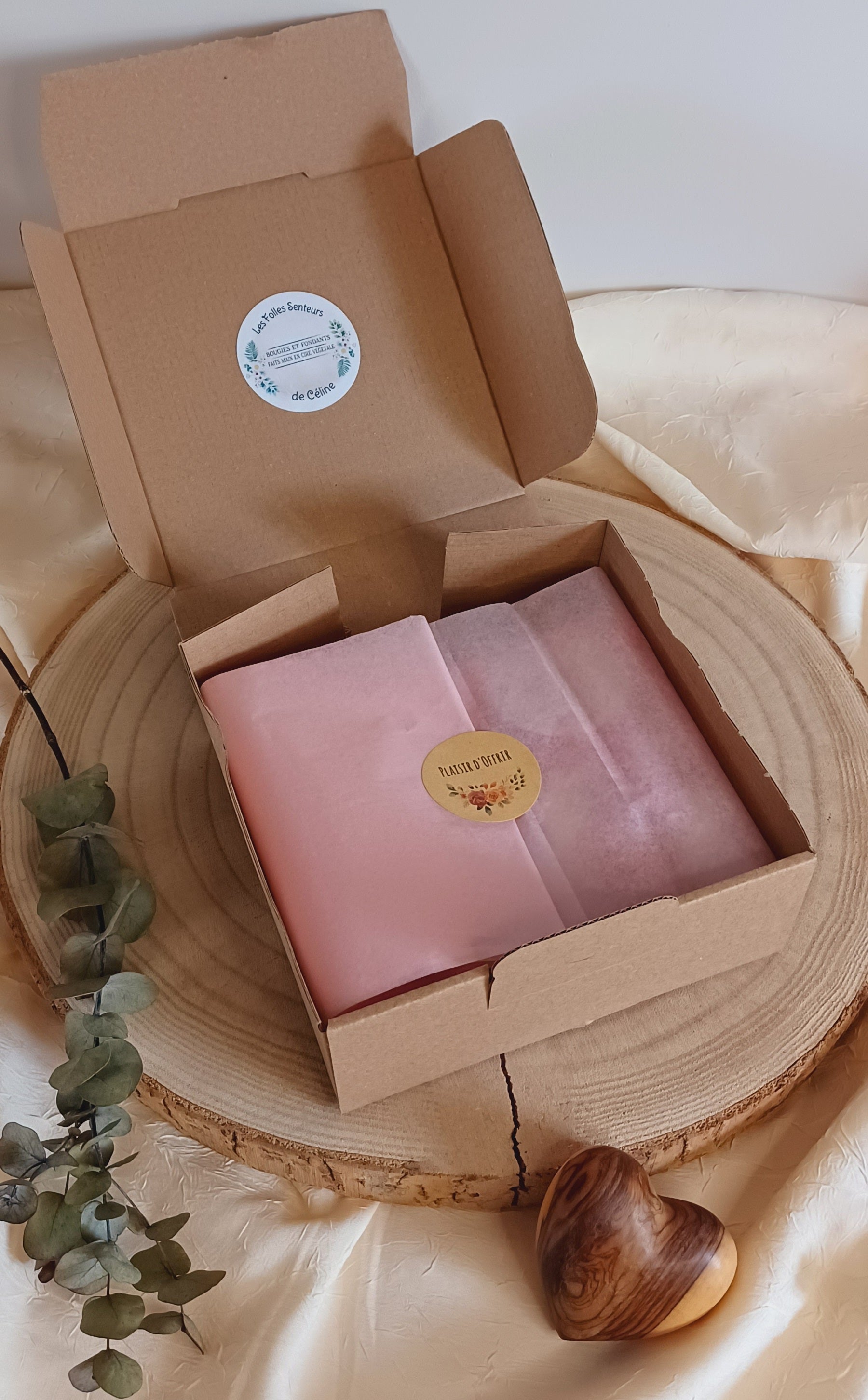 Coffret Essence d'Amour : 1 fondant de 16g, 1 tablette fondante de 40g et 1 suspension. Fabriqués à base de cire de coco, et du parfum Essence d'Amour aux notes de fleurs de cerisier, pêche, santal.