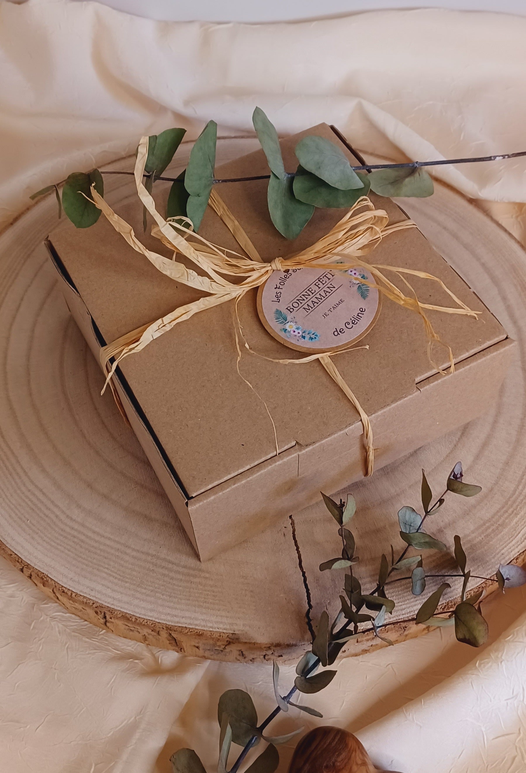 Coffret Essence d'Amour : 1 fondant de 16g, 1 tablette fondante de 40g et 1 suspension. Fabriqués à base de cire de coco, et du parfum Essence d'Amour aux notes de fleurs de cerisier, pêche, santal.