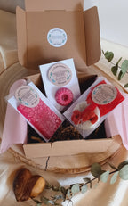 Coffret Essence d'Amour : 1 fondant de 16g, 1 tablette fondante de 40g et 1 suspension. Fabriqués à base de cire de coco, et du parfum Essence d'Amour aux notes de fleurs de cerisier, pêche, santal.