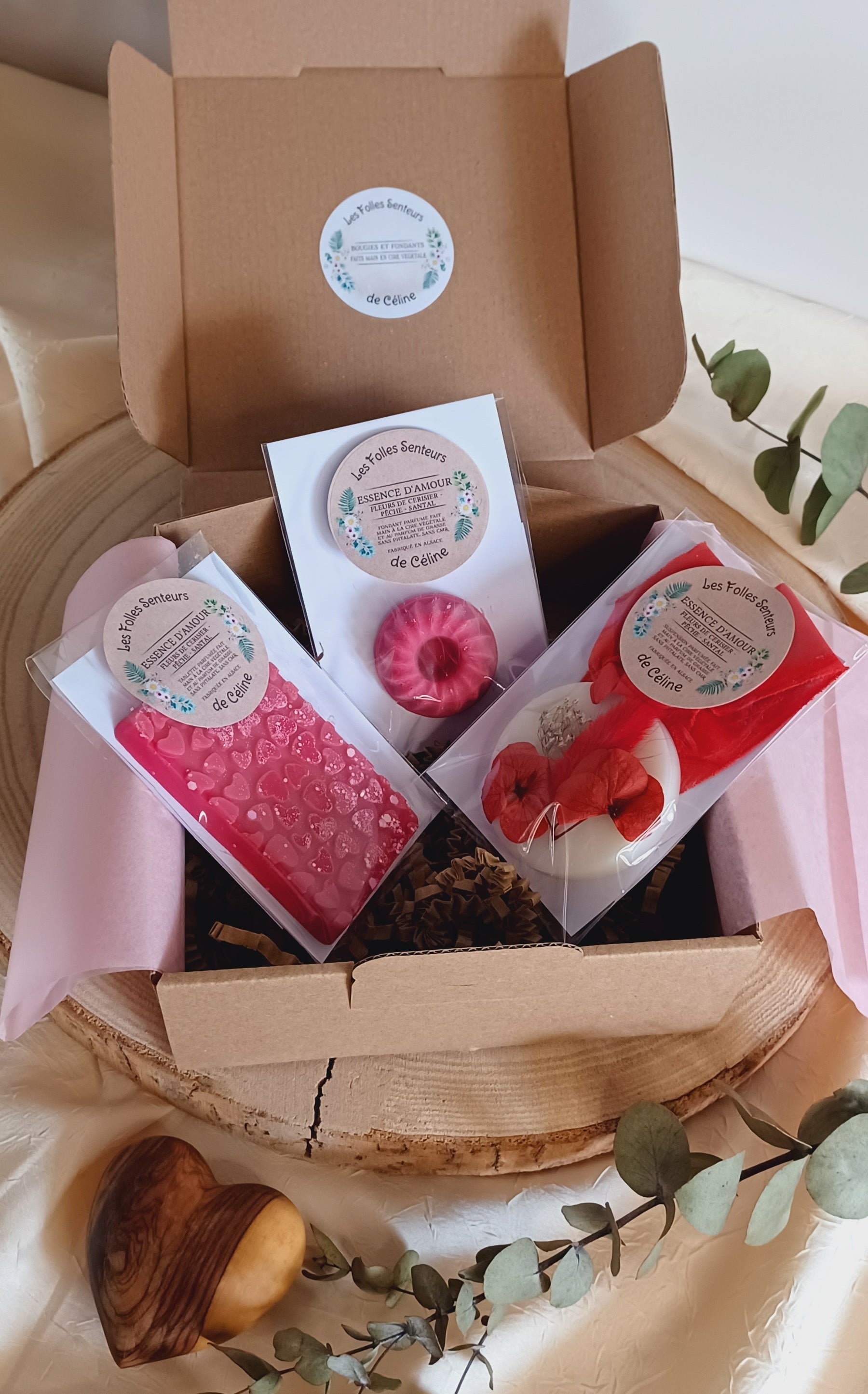 Coffret Essence d'Amour : 1 fondant de 16g, 1 tablette fondante de 40g et 1 suspension. Fabriqués à base de cire de coco, et du parfum Essence d'Amour aux notes de fleurs de cerisier, pêche, santal.