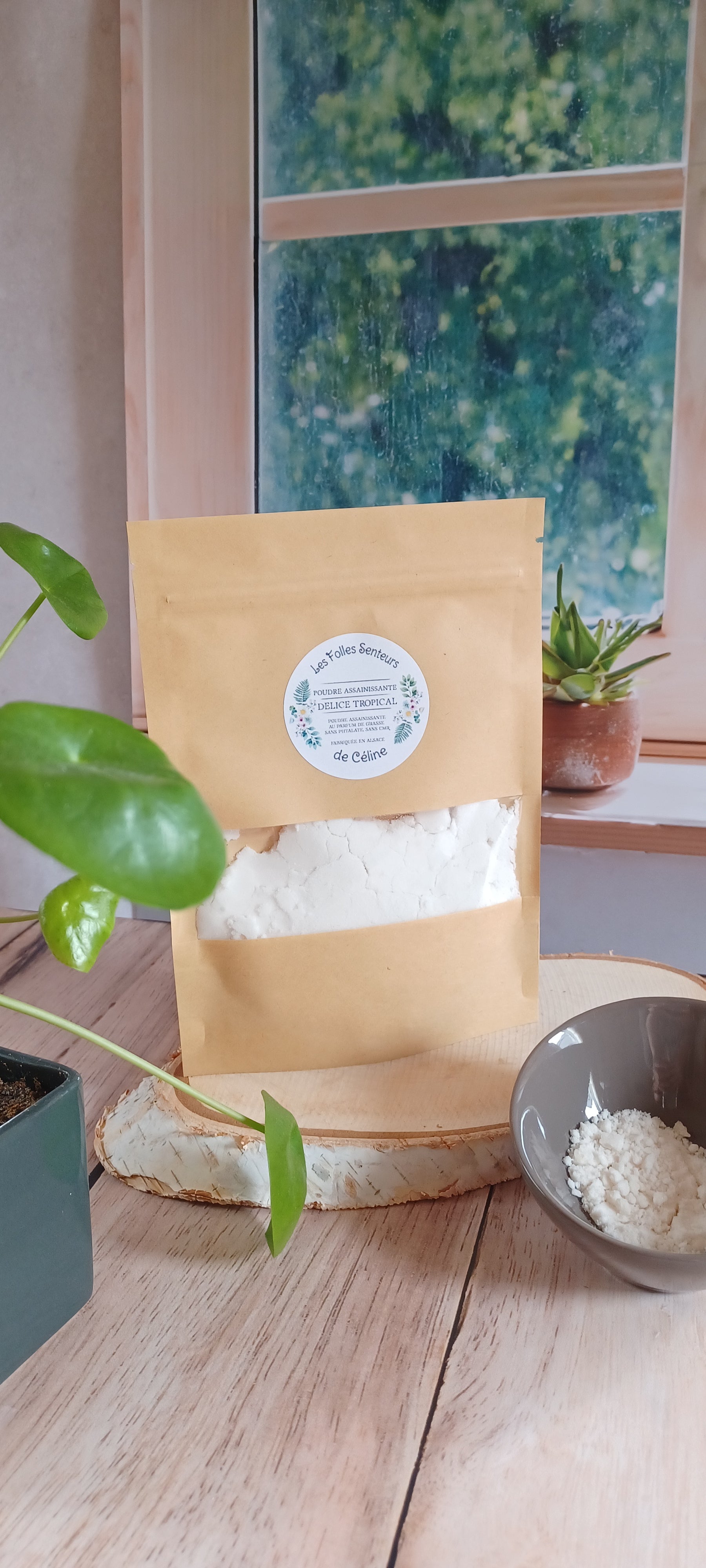 sachet de poudre assainissante parfum Délice Tropical en 100g