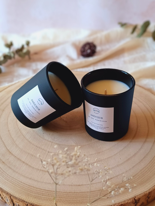 Bougie Douceur à la cire de colza et aux notes d'iris, musc, fleur de coton