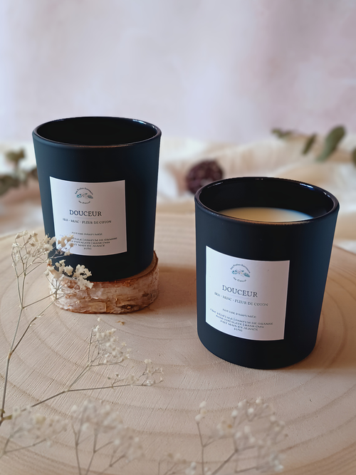 Bougie Douceur à la cire de colza et aux notes d'iris, musc, fleur de coton