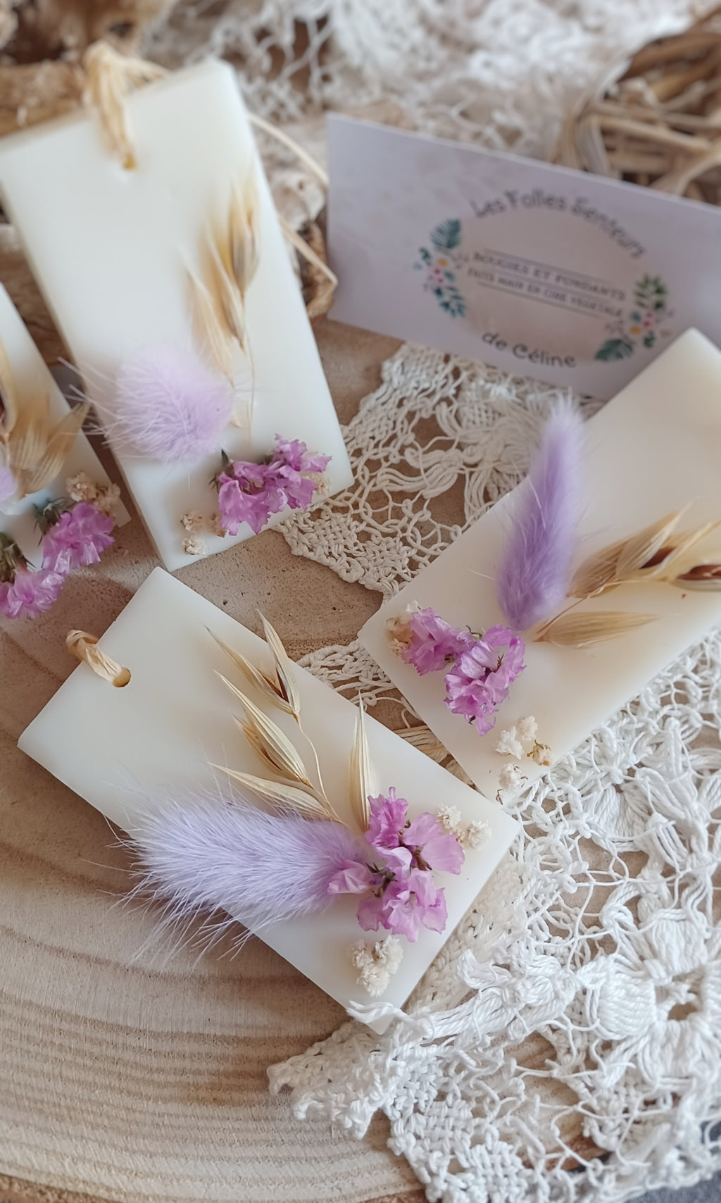 Suspension parfumée L'Irrésistible décorée de gypsophile, lagurus mauve, fleurs séchées mauves et d'une tige d'avoine