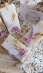 Suspension parfumée L'Irrésistible décorée de gypsophile, lagurus mauve, fleurs séchées mauves et d'une tige d'avoine