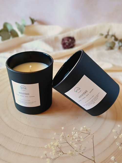 Bougie Mystère à la cire de colza et aux notes de jasmin, tonka, musc, benjoin